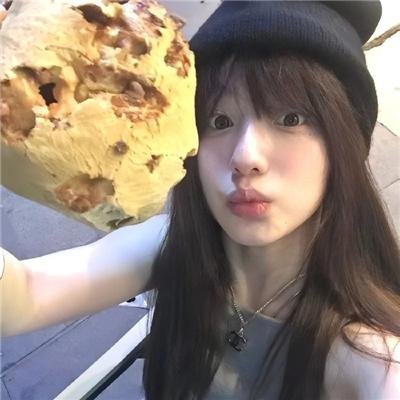 美食广场里的女高中生们在说啥